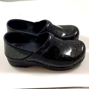Dansko Professional Silver Black Crisscross Clogs Size 40 - 10